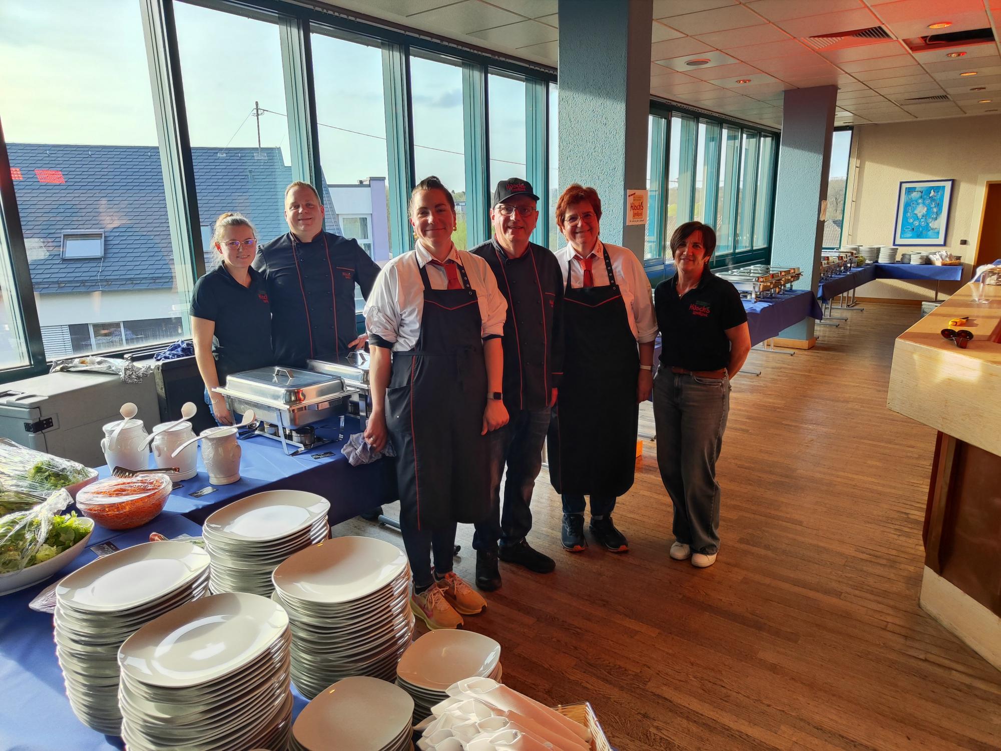 Familie Hüsch und Mitarbeiterinnen vor dem Catering